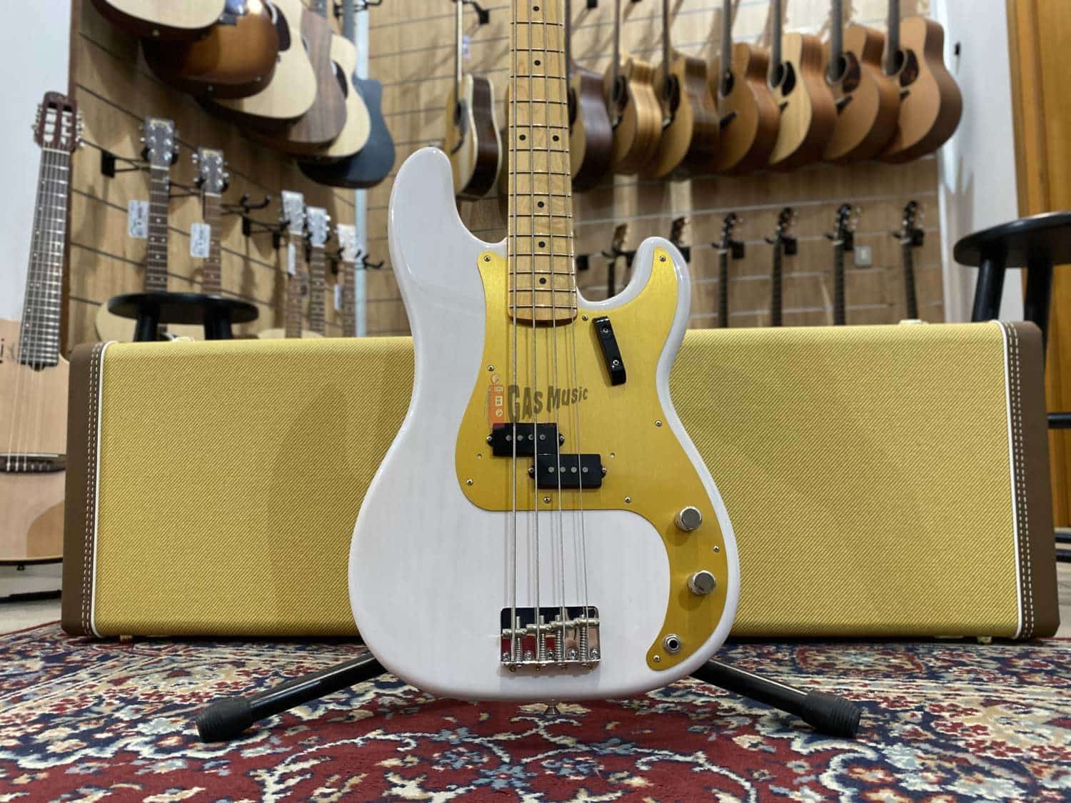 Fender / American ‘50s Precision Bass PBass_1_up.jpg?w=800&q=50
